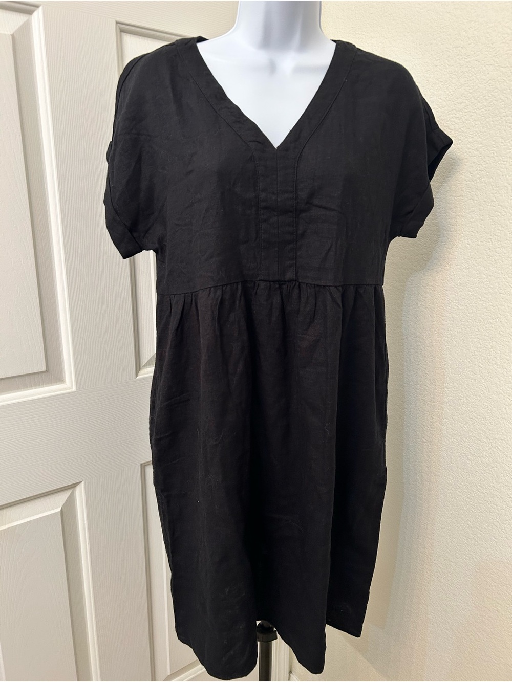 NWT Briggs New York Black V-Neck Short Sleeve Mini Dress